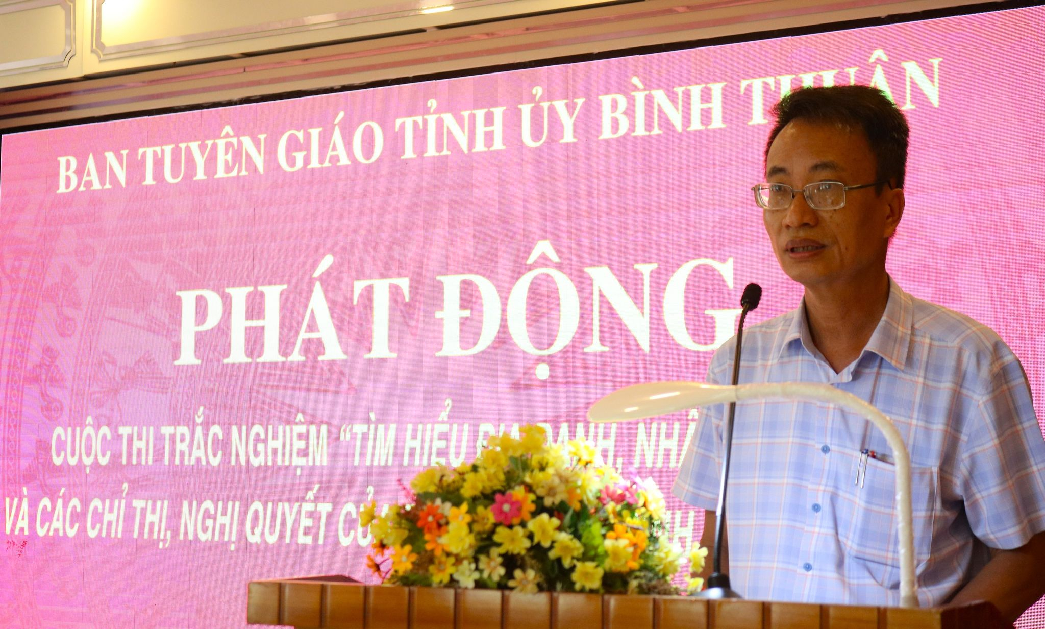 ông Huỳnh Thái Dương – Phó trưởng Ban Tuyên giáo Tỉnh ủy Bình Thuận công bố thể lệ cuộc thi.