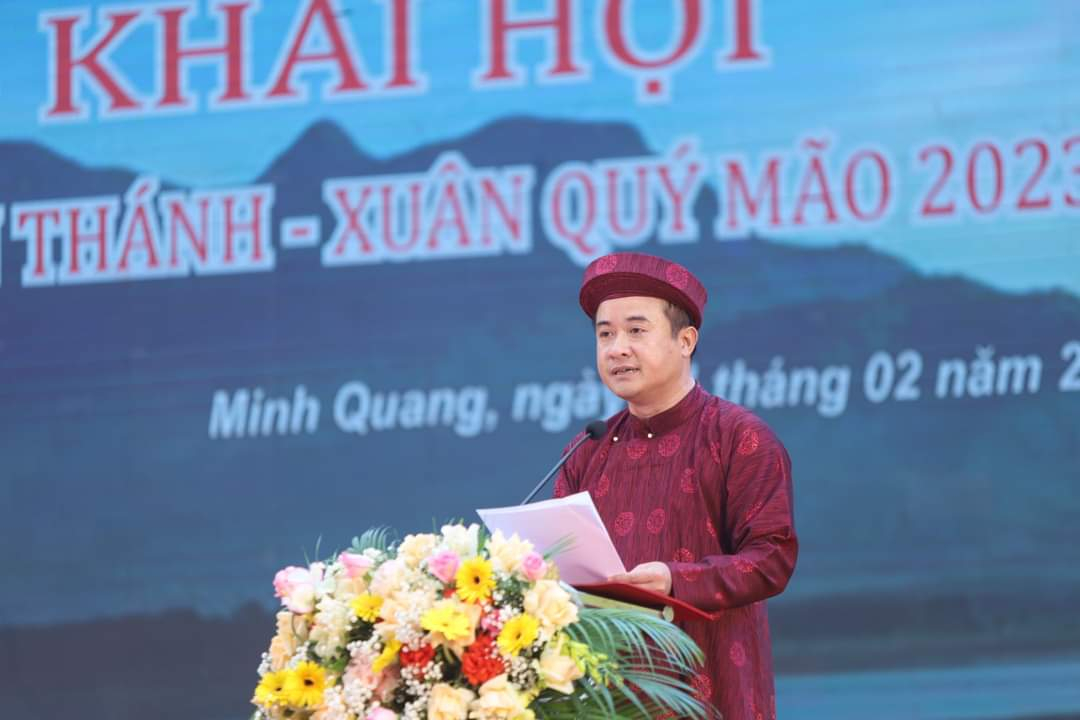 Phó Bí thư Huyện ủy, Chủ tịch UBND huyện Ba Vì Đỗ Mạnh Hưng phát biểu tại buổi lễ.