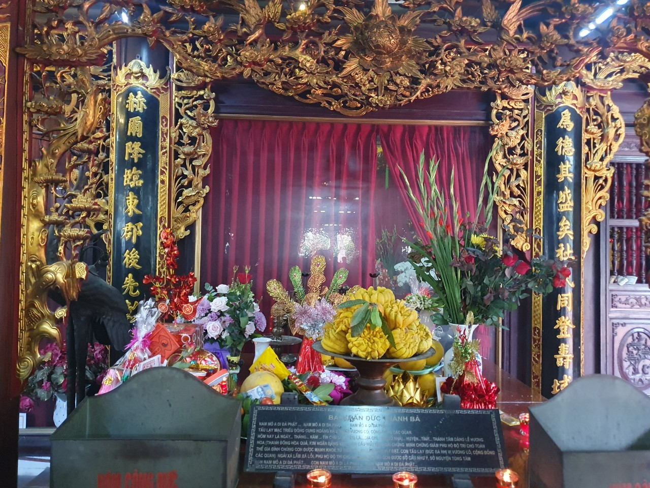 Bia Bà nằm ở làng La Khê, quận Hà Đông, TP Hà Nội thờ Bà Đệ Nhị Cung Phi triều Mạc Thái Tông. Bà tên thật là Trần Thị Hiền - Hoàng phi của Vua Mạc Đăng Doanh. Bà được phong là Đông cung Hoàng hậu sau khi mất.