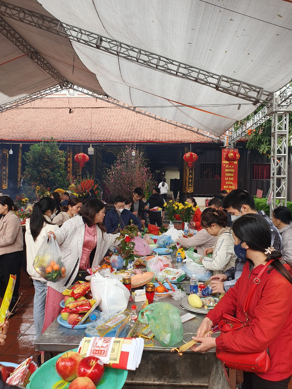 Mặc dù thời tiết có mưa nhưng lại trùng đúng vào ngày chủ nhật cuối tuần nên rất nhiều người dân thập phương đội mưa đến lễ.