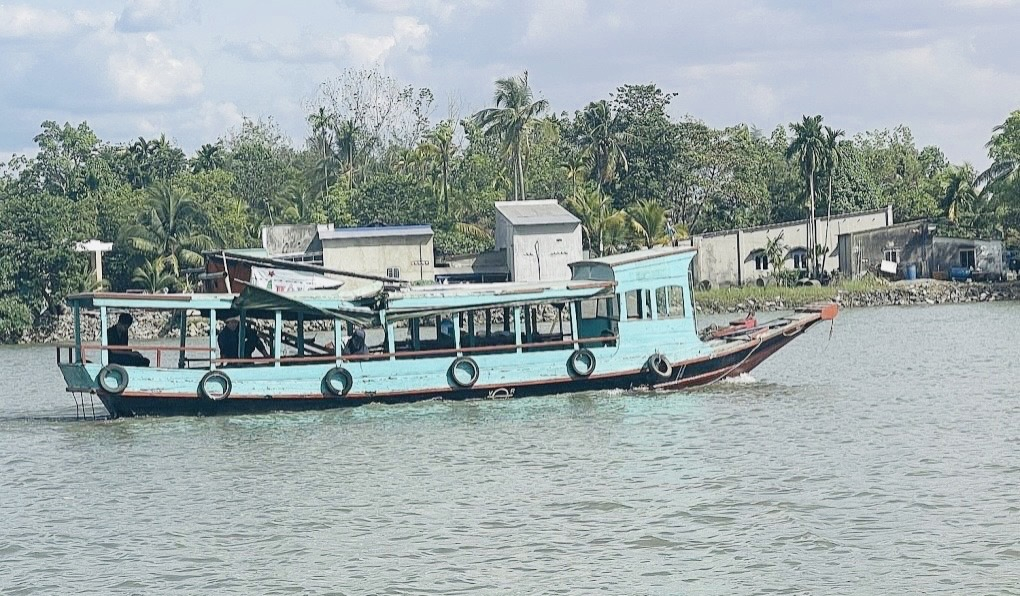 Chiếc thuyền chìm được trục vớt được cảnh sát đường thuỷ lai dắt về Trạm 4 Cảnh sát giao thông đường thuỷ Đồng Nai để điều tra.