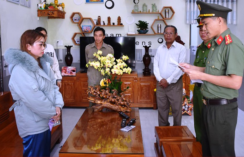 Lực lượng chức năng thi hành lệnh giữ người trong trường hợp khẩn cấp đối với Nguyễn Thị Hoà