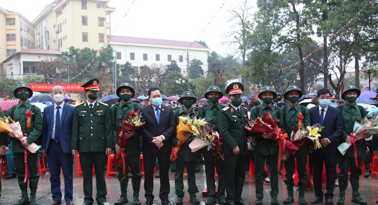 Ông Hồ Tiến Thiệu, Chủ tịch UBND tỉnh và các đại biểu tặng hoa các tân binh