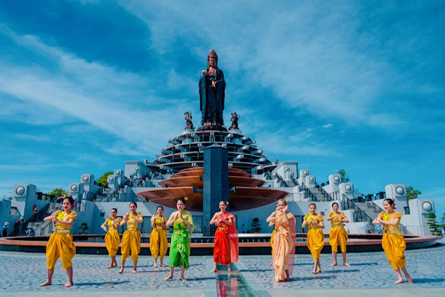 Vào những ngày lễ trọng đại của năm, tại nóc nhà Đông Nam Bộ, diễn ra rất nhiều chương trình đặc sắc, mang đậm nét tâm linh nơi và huyền bí.