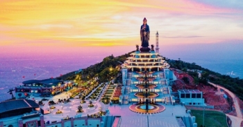 Hàng nghìn du khách dâng hương lễ Thượng Nguyên tại chùa Bà Đen
