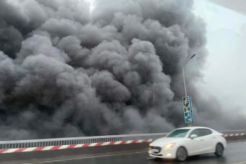 Cháy bãi phế liệu gầm cầu Thăng Long, khói đen bao trùm cây cầu