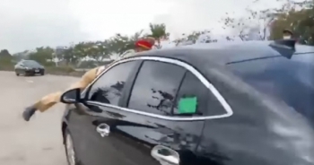 Video: Tài xế ô tô hất CSGT lên nắp capo