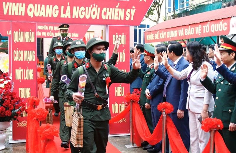 Gần 2.000 tân binh tỉnh Phú Thọ lên đường nhập ngũ.