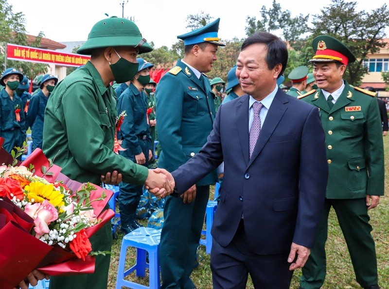 Chủ tịch UBND tỉnh Phú Thọ Bùi Văn Quang tặng hoa, động viên các tân binh lên đường nhập ngũ tại Thị xã Phú Thọ.