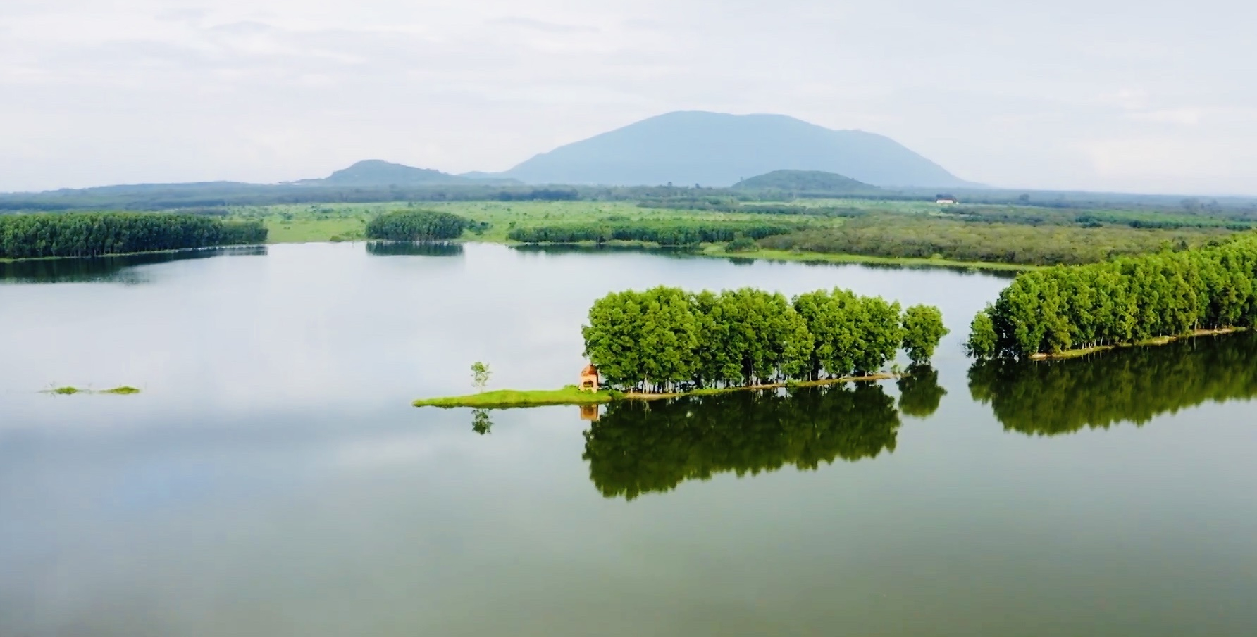 Núi Chứa Chan, huyện Xuân Lộc với phong cảnh sơn thuỷ hữu tình.