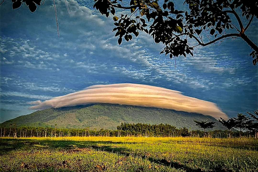 Núi Chứa Chan đươc bao phủ bởi đám mây “đĩa bay”.