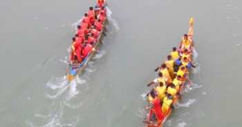 Biển người chen chân xem hội đua thuyền trên Sông Lam