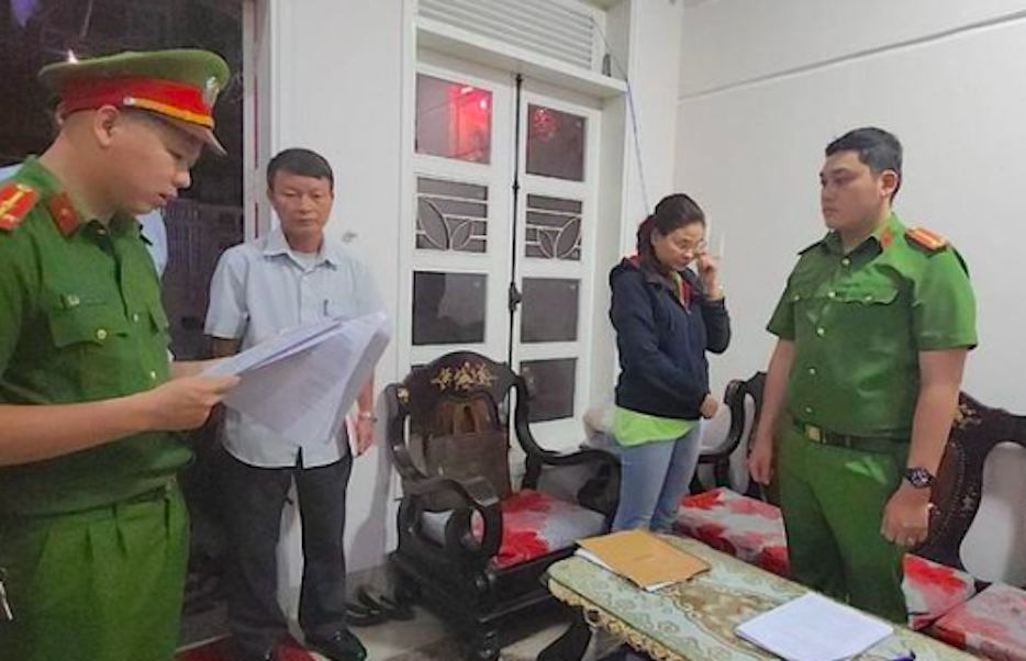 Cơ quan Công an đọc lệnh bắt Lâm Thị Hồng Tâm.