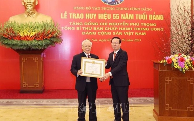 Tổng Bí thư Nguyễn Phú Trọng đón nhận Huy hiệu 55 tuổi Đảng