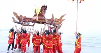 Độc lạ màn "rước kiệu bay" của trai làng biển tại Lễ hội đền Cờn