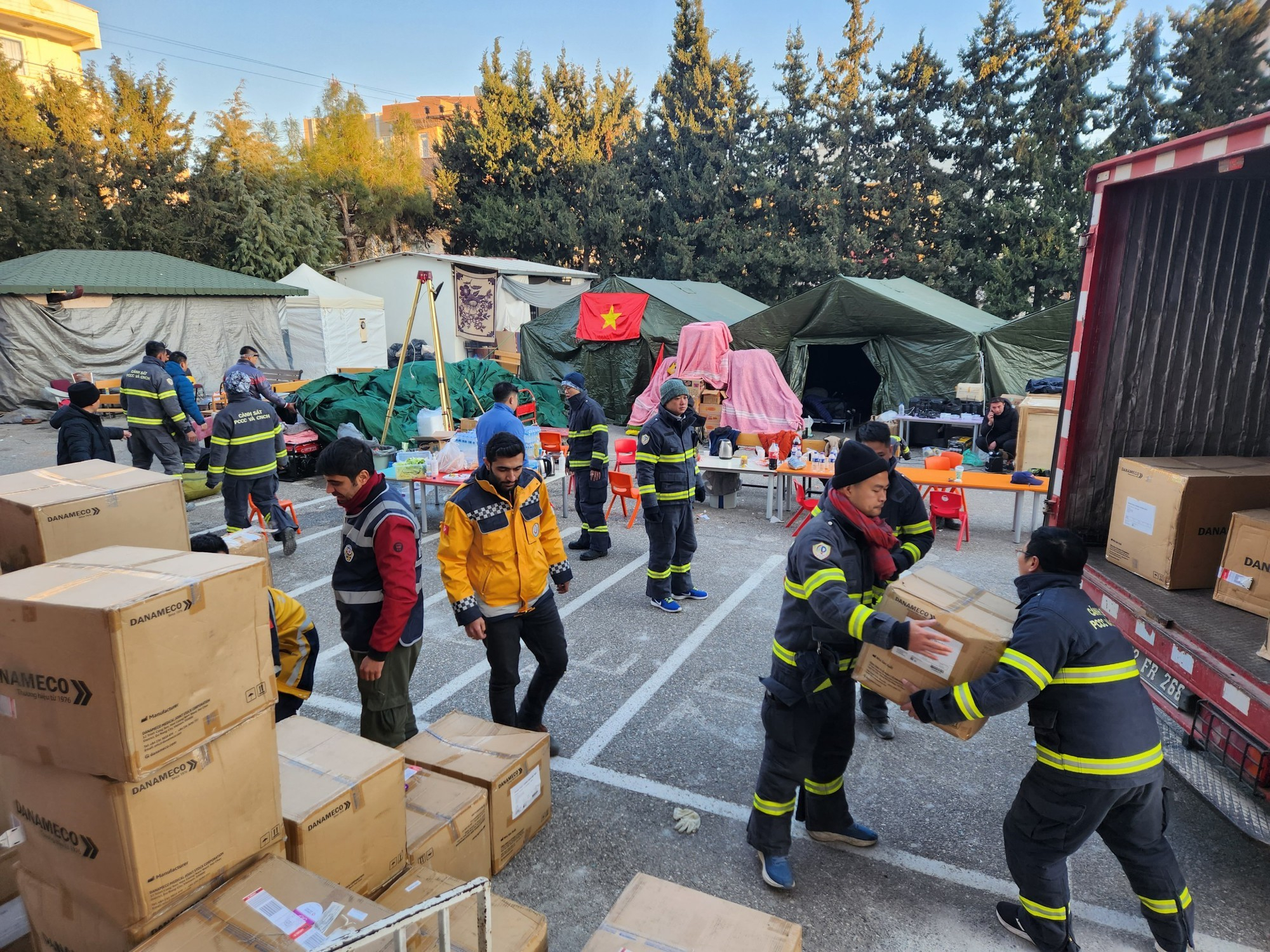 Ngoài việc hỗ trợ tìm kiếm cứu hộ cứu nạn tại Thổ Nhĩ Kỳ, đoàn cứu hộ của Việt Nam còn mang theo 2 tấn đồ viện trợ y tế. (Ảnh: Cục Cảnh sát PCCC&amp;amp;CNCH)