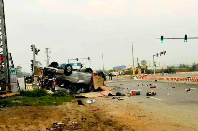 Tai nạn kinh hoàng xe khách lật ngửa làm 8 người tử vong tại Quảng Nam