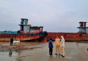 Quảng Ninh: Tìm thấy thi thể người đàn ông lái tàu trôi dạt trên bãi cát