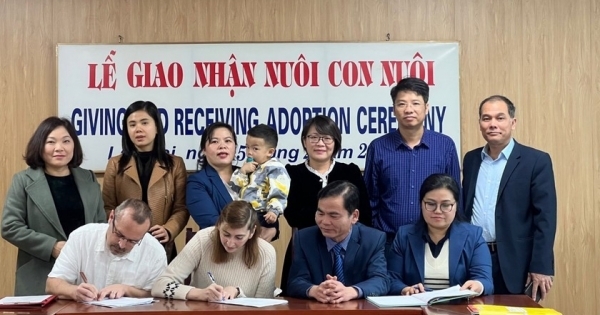 Lễ giao nhận nuôi con nuôi có yếu tố nước ngoài tại Lào Cai