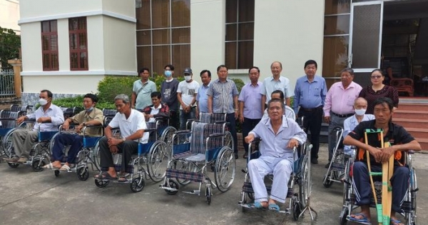 Tặng 110 xe lăn cho người khuyết tật tại tỉnh Bạc Liêu