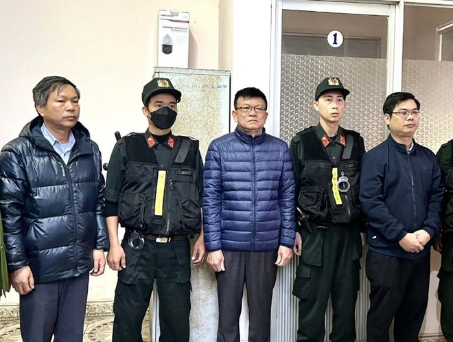 Ban lãnh đạo Trung tâm đăng kiểm tỉnh Thừa Thiên - Huế bị bắt.