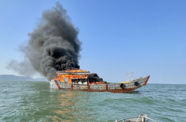 Quảng Ninh: Bè mảng bất ngờ bốc cháy trên biển, 4 người thoát nạn
