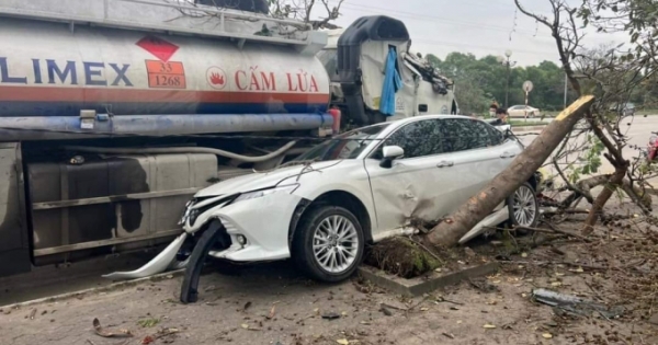 Nghệ An: Tài xế dừng xe bên đường đi vệ sinh, ô tô con bị húc bay