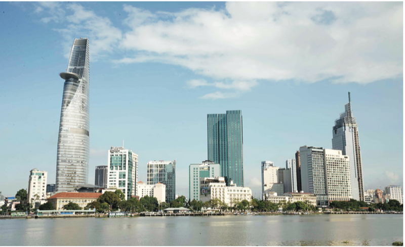 Sau khi tăng lương cơ sở lên 1,8 triệu đồng từ tháng 7/2023, thì lương Chủ tịch UBND quận tại TP Hồ Chí Minh lần lượt là 10.368.000 đồng và 11.808.000 triệu đồng.
