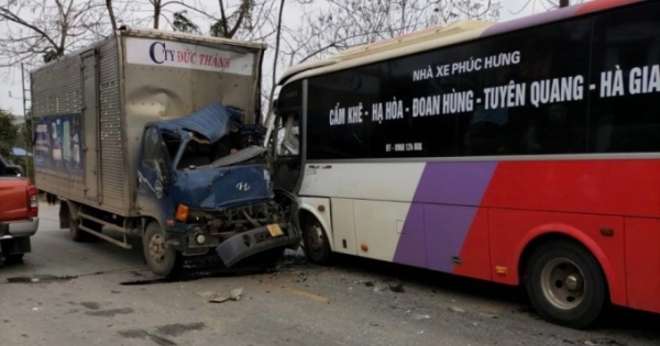 Tuyên Quang: Xe tải va chạm với xe khách, 7 người thương vong