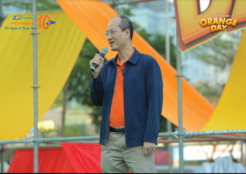 Ông Nguyễn Thế Phương phát biểu tại Lễ khai mạc Chuỗi kỷ niệm 10 năm FSchools và Giải chạy FSchools Orange Day 2023 (Ảnh: FPT Schools).
