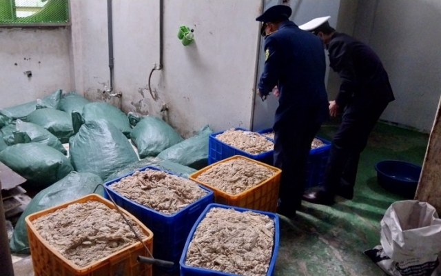 Bắc Giang: Tạm giữ, điều tra hơn 9 tấn thực phẩm đông lạnh không rõ nguồn gốc