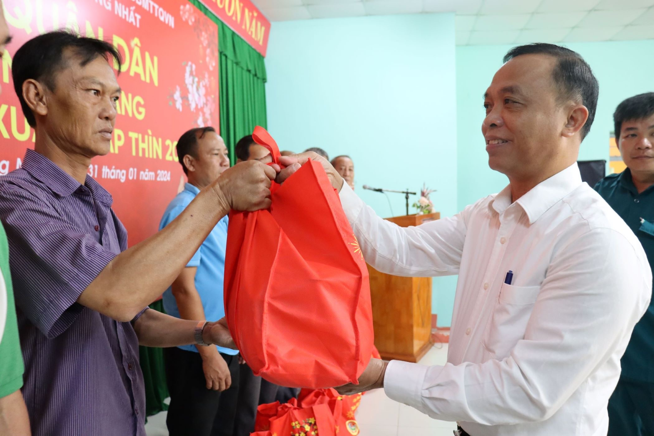 Phó bí thư thường trực Huyện ủy Thống Nhất Nguyễn Huy Du tặng quà chúc Tết người dân khó khăn trong chương trình.