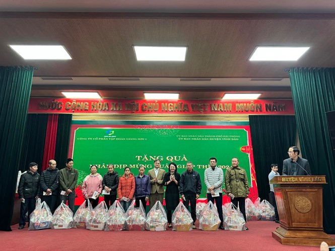 Công ty cổ phần Tập đoàn Giang Sơn tổ chức trao quà Tết tại huyện Vĩnh Bảo - TP Hải Phòng. Ảnh: Hoàng Dương