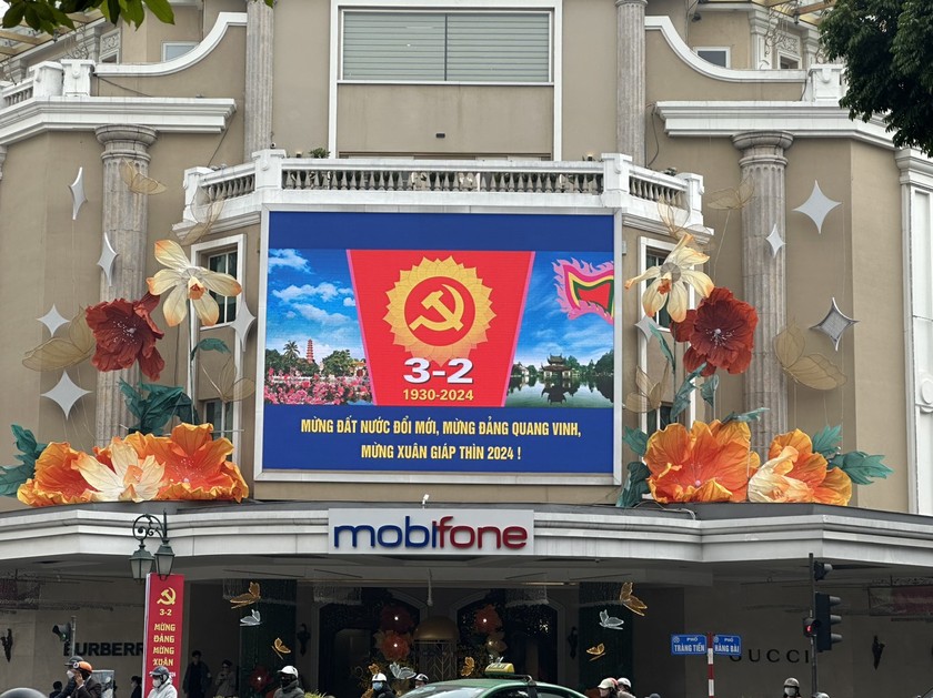 Hướng tới kỷ niệm 94 năm Ngày thành lập Đảng Cộng sản Việt Nam (3/2/1930 – 3/2/2024) và chào mừng Xuân Giáp Thìn năm 2024, phố phường Hà Nội được trang hoàng rực rỡ.