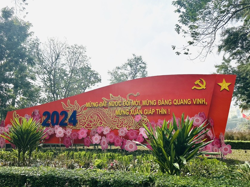 Tại khu vực Hồ Hoàn Kiếm, nhiều hình ảnh trang trí mừng năm Giáp Thìn được nhanh chóng hoàn thiện.