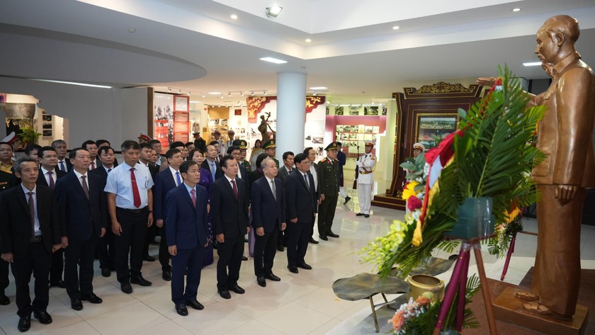 Đoàn lãnh đạo tỉnh Thừa Thiên Huế dâng hoa tại Bảo tàng Hồ Chí Minh.