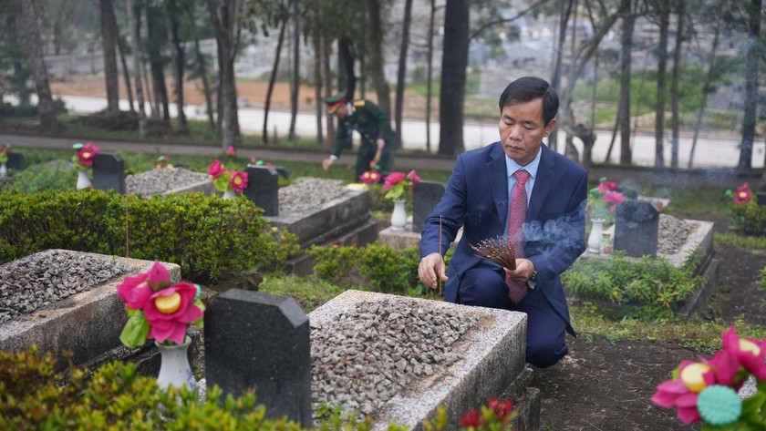 Ông Nguyễn Văn Phương, Chủ tịch UBND tỉnh Thừa Thiên Huế dâng hương tri ân các liệt sĩ.