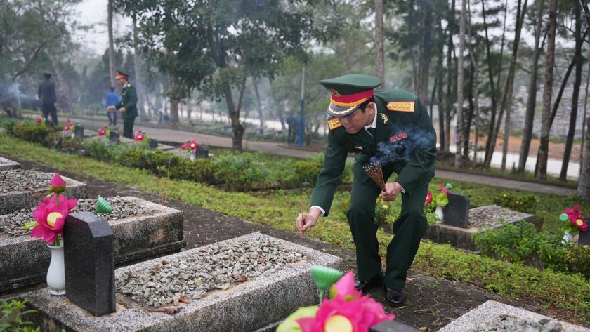 Đại tá Hoàng Văn Nhân, Phó Bí thư Đảng uỷ, Chính uỷ Bộ CHQS tỉnh Thừa Thiên Huế dâng hương tri ân các liệt sĩ.