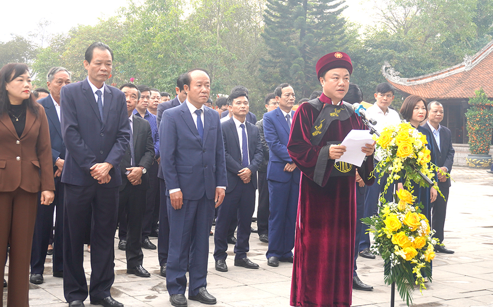 Ông Nguyễn Ngọc Anh, Phó Bí thư Huyện ủy, Chủ tịch UBND huyện Hạ Hoà đọc lời tri ân tưởng nhớ Tổ Mẫu Âu Cơ.