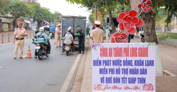 Công an TP Long Khánh phát nước suối miễn phí cho người dân về quê đón Tết