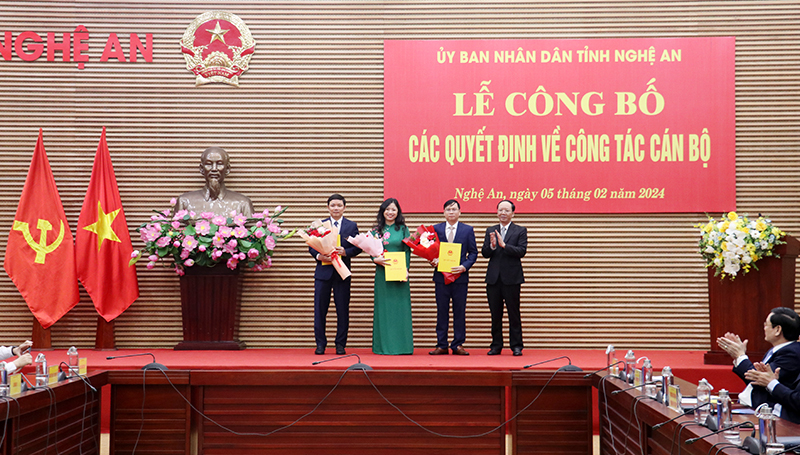 Lãnh đạo UBND tỉnh Nghệ An trao Quyết định cho 3 cán bộ.