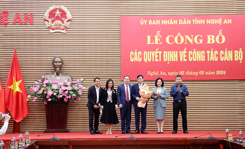 Lãnh đạo Sở Du lịch Nghệ An tặng hoa chúc mừng ông Nguyễn Mạnh Lợi.