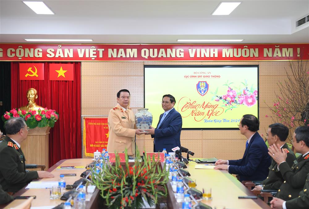 Thủ tướng Chính phủ Phạm Minh Chính trao quà tặng Cục CSGT