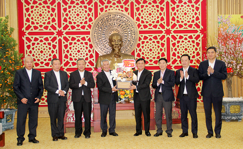 Lãnh đạo tỉnh Nghệ An tặng quà chúc mừng năm mới Tòa Giám mục Giáo phận Vinh.