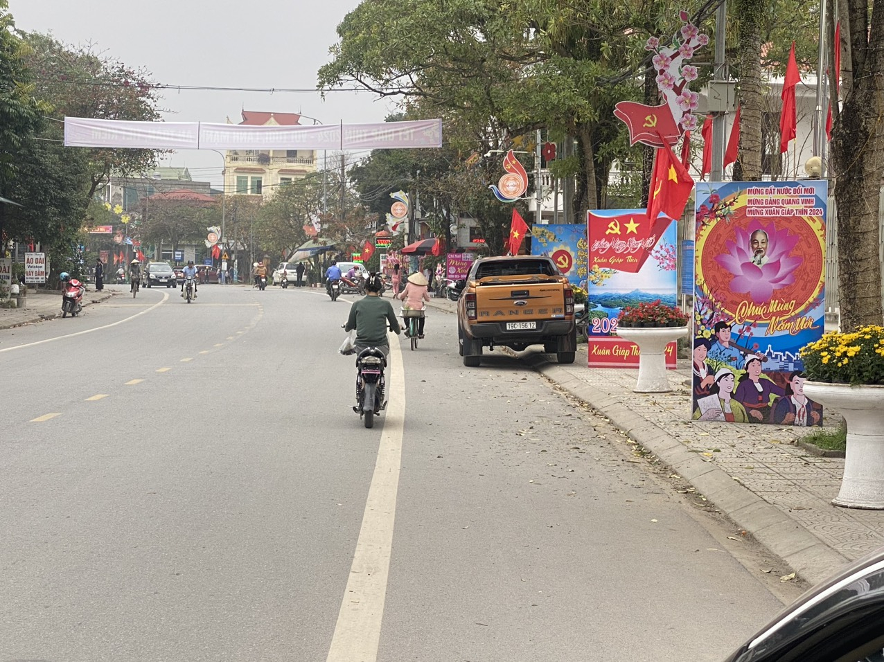 Những ngày này, không khí Tết Nguyên đán Giáp Thìn đang rộn ràng, khắp các con đường ở trung tâm huyện Hạ Hoà đang được trang hoàng rực rỡ sắc Xuân.
