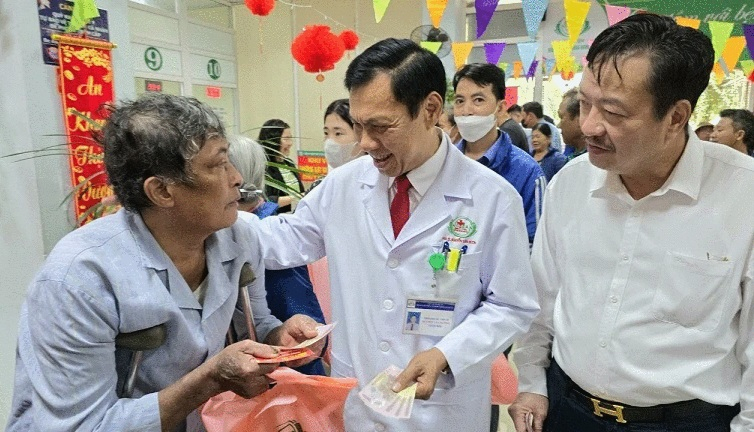 Lãnh đạo bệnh viện HNĐK Nghệ An cùng nhà tài trợ trao lì xì mừng tuổi các bệnh nhân.