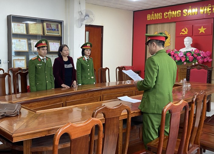 Tống đạt Quyết định khởi tố bị can đối với Nguyễn Thị Hiền.
