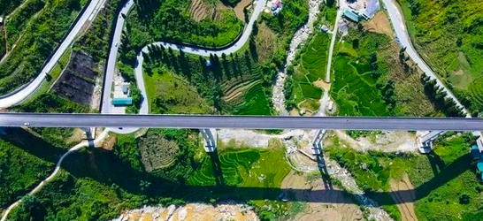 Tuyến đường nối cao tốc Nội Bài - Lào Cai đi Sa Pa nổi tiếng với cây cầu Móng Sến mệnh danh là cầu cạn cao nhất Việt Nam.