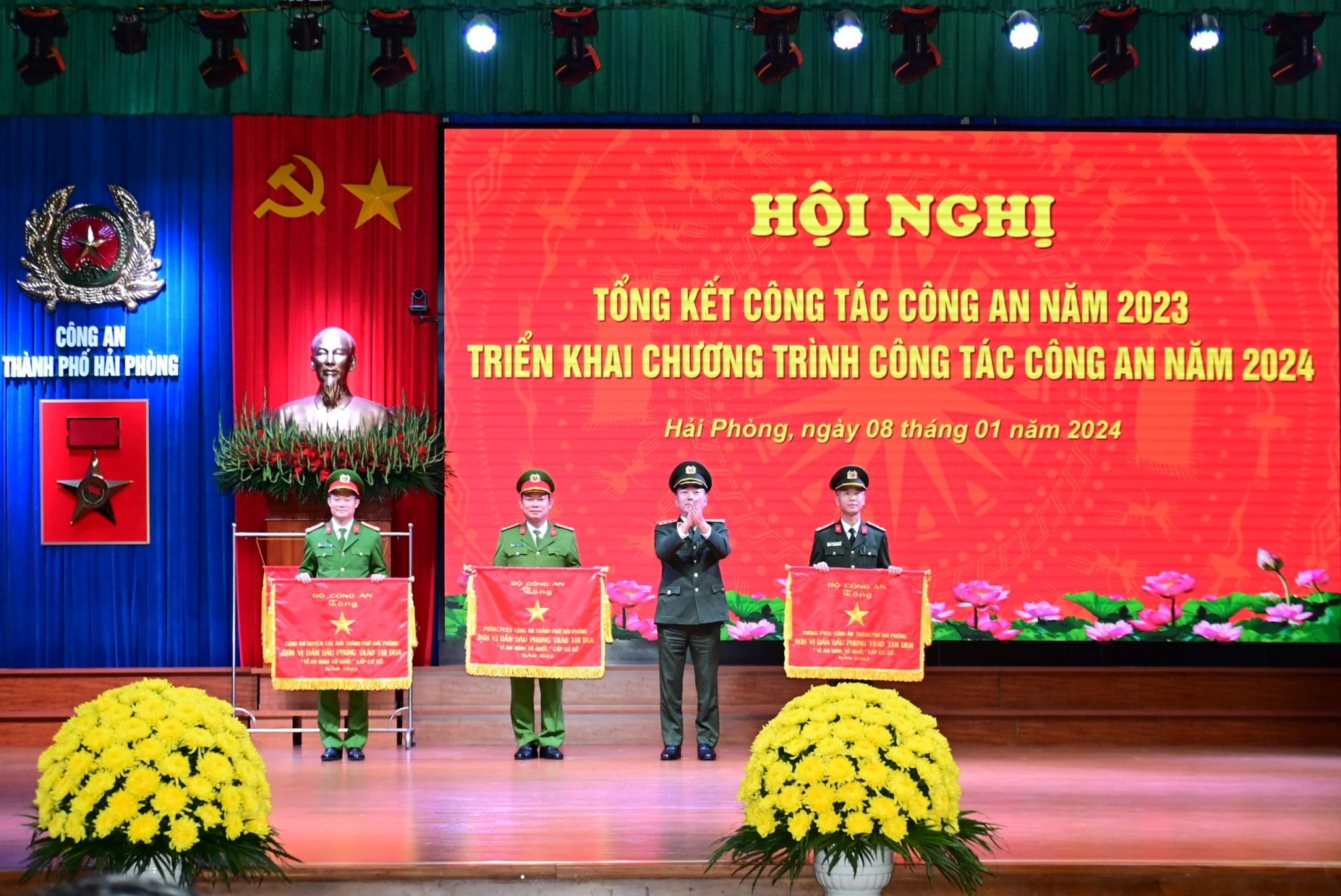 Thượng tướng Trần Quốc Tỏ Thứ trưởng Bộ Công an tặng Cờ thi đua của Bộ Công an tặng các tập thể của CA Hải Phòng có thành tích xuất sắc.