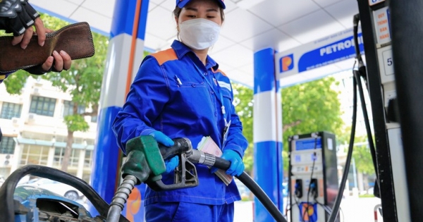 Giá xăng, dầu đồng loạt giảm giá trước Tết